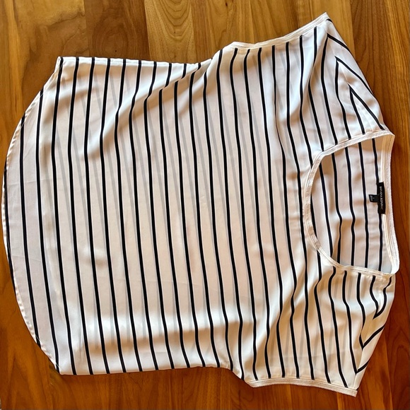 NWOT - Banana Republic - Silky Black/ White Stripe Tee with Picot Trim / Large - Picture 8 of 12